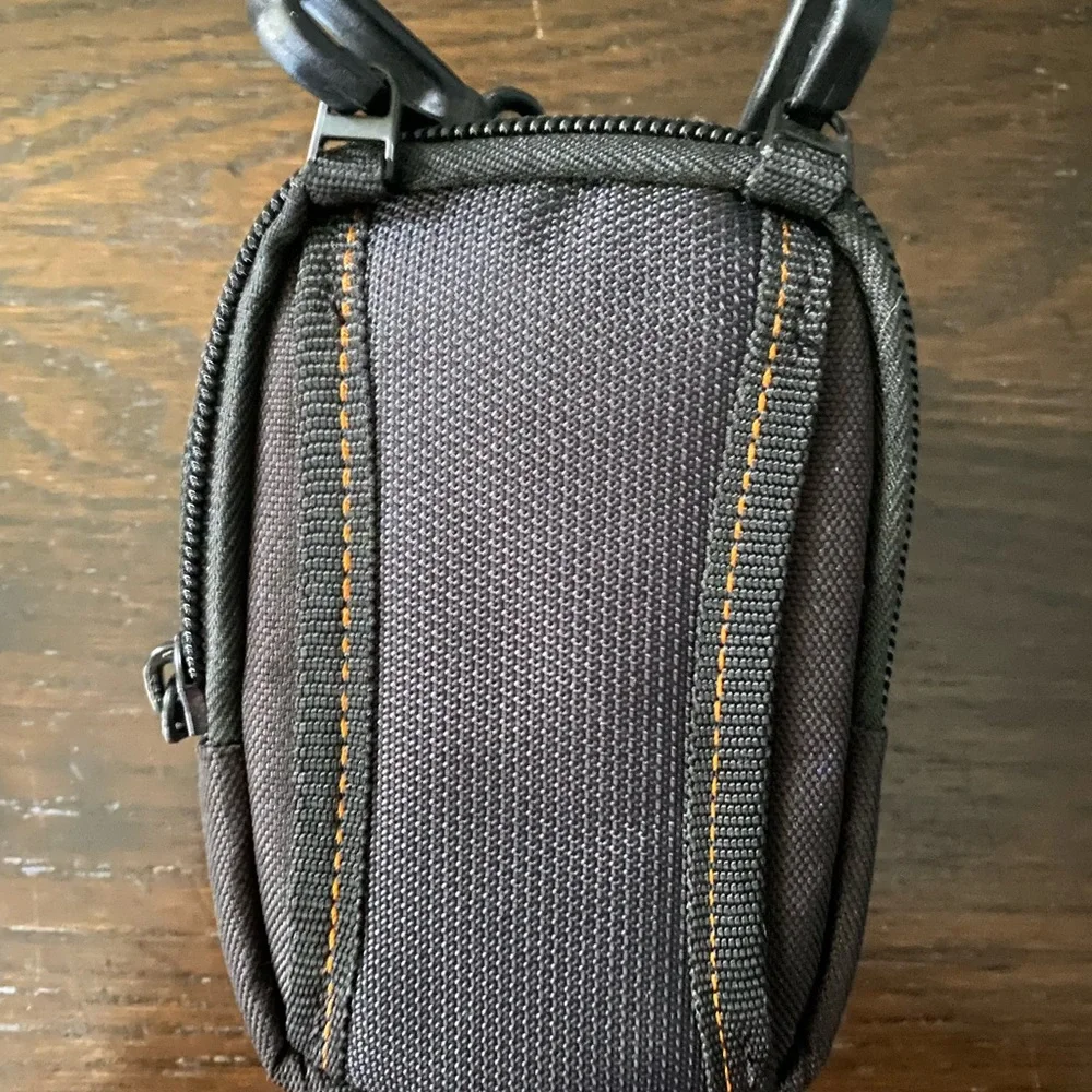 Amazon Basics Medium Point and Shoot Camera Case - 5 x 3 x 2 Inches, Black